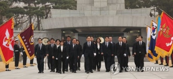 국립서울현충원 참배 마친 국민의힘 김기현 신임 당대표와 지도부
