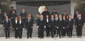 국립서울현충원 참배 마친 국민의힘 김기현 신임 당대표와 지도부
