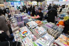 아동 서적 고르는 관람객들