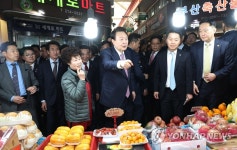 울산 신정시장 과일가게 찾은 윤석열 대통령