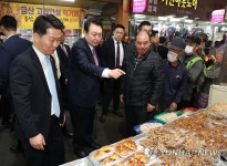울산 신정시장 제과점 찾은 윤석열 대통령