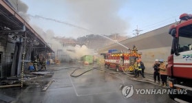 화성 목재공장서 화재…소방당국 대응 1단계 발령