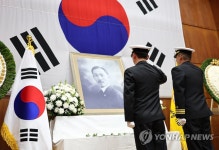 경례하는 안창호함 이희광 부함장