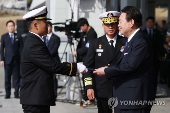 임관선서문 받는 윤석열 대통령