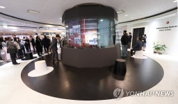 인천공항 여행자센터 개관식, 갓을 형상화 한 조형물