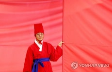 장막에 가려진 새로운 여행자센터