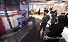 인천공항 여행자센터 개관식, 갓을 형상화 한 조형물