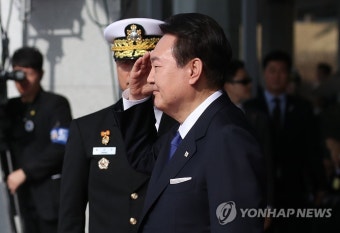 임관장교 경례받는 윤석열 대통령