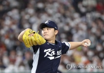 공 던지는 김윤식