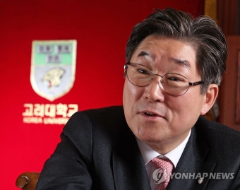 연합뉴스와 인터뷰하는 김동원 고려대 총장