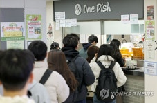 붐비는 대학교 학생 식당