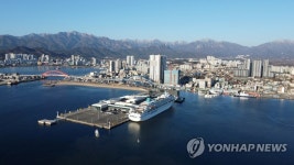 속초항 입항한 크루즈선 아마데아호