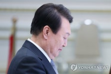 자료 검토하는 윤석열 대통령