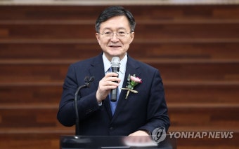 축사하는 유홍림 총장