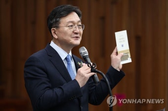 축사하는 유홍림 총장