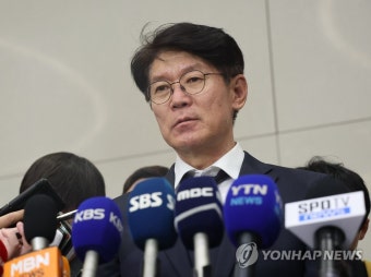 기자회견 하는 이강철 감독