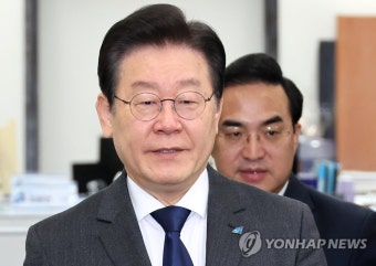 최고위원회의 참석하는 민주당 이재명 대표
