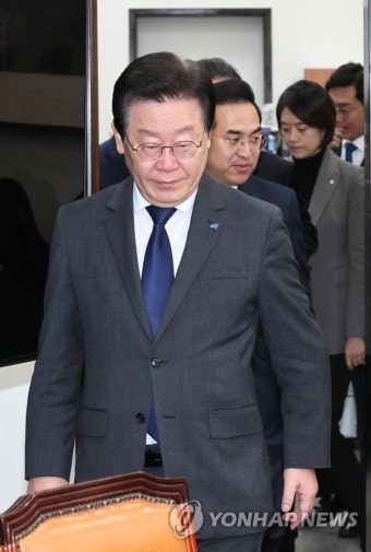 최고위원회의 참석하는 이재명 대표