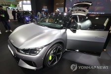 기아 둘러보는 참관객들