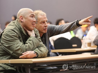 차두리와 대화 나누는 클린스만 감독