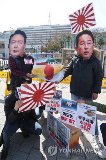 한일 정상회담 규탄 퍼포먼스 하는 전국민중행동