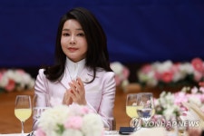 박수치는 김건희 여사
