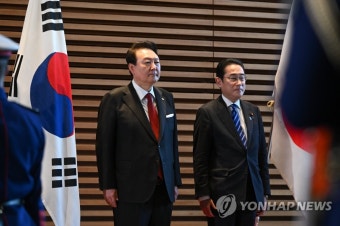 양국 국가 듣는 한일 정상