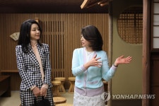 친교의 시간 갖는 한일 정상 부인