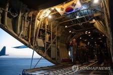 항공기 점검하는 정비사들