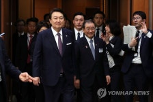 한일 비즈니스라운드 테이블 입장하는 윤석열 대통령