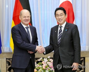 정상회담서 악수하는 기시다 일본 총리와 숄츠 독일 총리