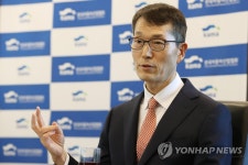 인터뷰하는 강남훈 자동차산업협회 회장