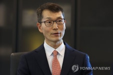 인터뷰하는 강남훈 자동차산업협회장