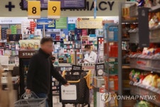 내일부터 대형마트 내 약국에서 마스크 착용 자율