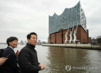 함부르크 엘프필하모니로 이동 중인 오세훈 시장