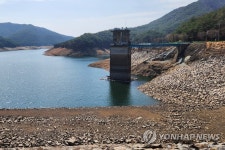 취수탑 주변까지 말라버린 주암댐