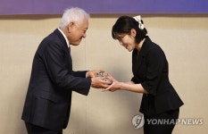 서해수호 영웅의 딸에게 전하는 기념품
