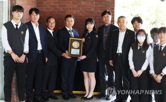 기념촬영하는 참석자들