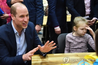 윌리엄 英왕세자 폴란드 깜짝 방문…우크라 아이들과 탁구