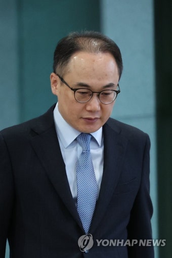 퇴근하는 이원석 검찰총장