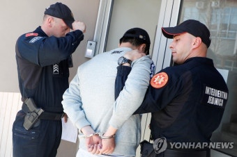 '테라·루나' 권도형 수갑찬 채로 법정 출두…긴장 역력