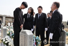 고 정종율 상사 묘역 찾은 윤석열 대통령