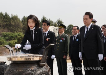 분향하는 김건희 여사