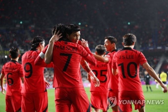 김민재와 포옹하는 손흥민