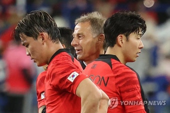 주장 손흥민과 인사하는 클린스만 감독