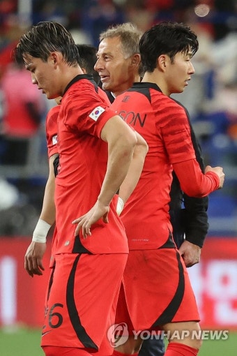 주장 손흥민과 데뷔전 마친 클린스만 감독