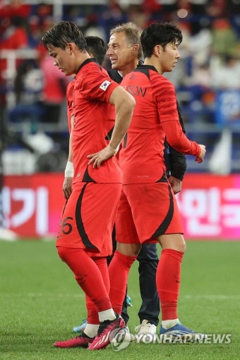 주장 손흥민과 데뷔전 마친 클린스만 감독