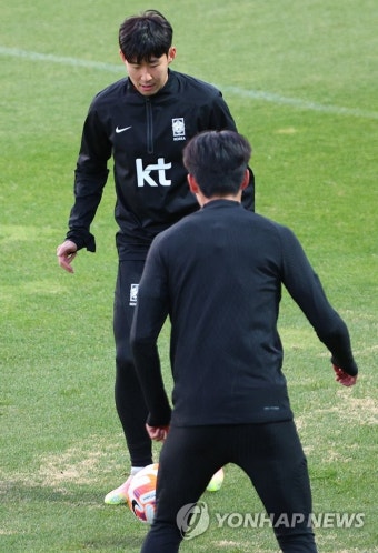 패스게임하는 손흥민-설영우