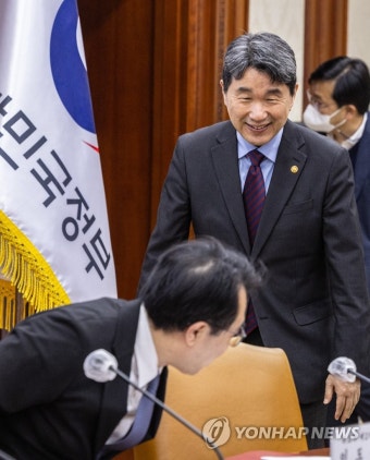 인신매매 방지정책 협의회 입장하는 이주호 부총리
