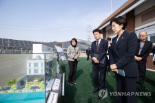 한화진 장관, 재생에너지 활용 광역정수장 현장 점검